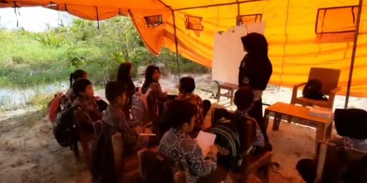 Foto:IST/MATA KALTENG - Kondisi tenda darurat yang digunakan untuk kegiatan belajar mengajar SDN Kunjung Lampuyang.