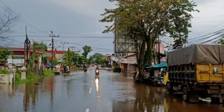 Foto:DOK/MATA KALTENG - Banjir yang terjadi di Jalan Pelita, Sampit.