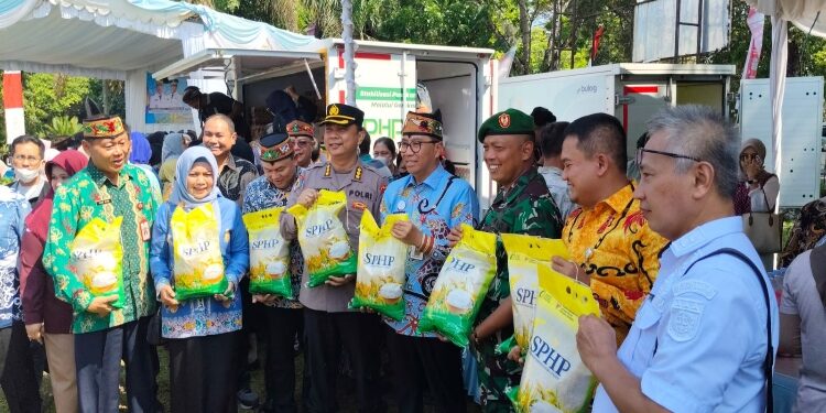 FOTO: IST/MATAKALTENG - Plt. Sekda Kalteng Leonard S. Ampung bersama jajaran Dinas Ketahanan Pangan meninjau stand Gerakan Pangan Murah dalam rangka HPS ke-45 di Palangka Raya.