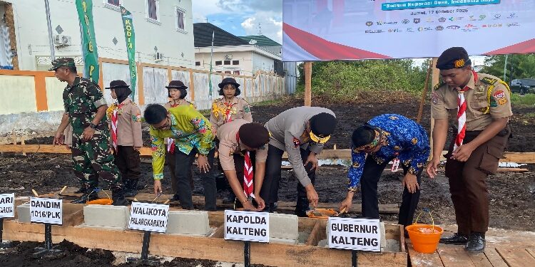 FOTO: IST/MATAKALTENG - Plt. Sekda Kalteng Leonard S. Ampung bersama unsur Forkopimda saat peletakan batu pertama pembangunan Koperasi Kelurahan Merah Putih Panarung, Jumat 17 Oktober 2025.