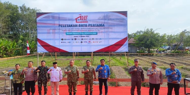 FOTO: IST/MATA KALTENG - Peletakan Batu Pertama Pembangunan Koperasi Desa Kelurahan Merah Putih TA. 2025 serentak oleh Presiden RI secara Virtual di Desa Eka Bahurui.
