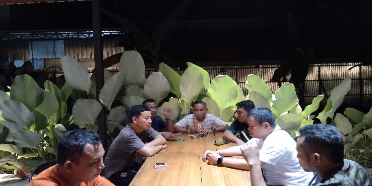 FOTO: AGUS/MATAKALTENG - Pengurus Cempaga All Star saat musyawarah terkait keberlanjutan timnya untuk ikut turnamen Piala Gubernur Cup di Palangka Raya.