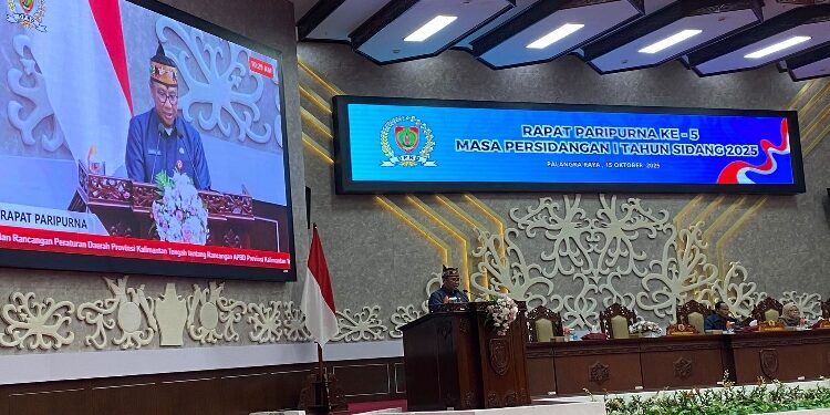 Foto: NRA/MATAKALTENG - Plt. Sekda Kalteng Leonard S. Ampung membacakan pidato Gubernur H. Agustiar Sabran pada Rapat Paripurna Ke-5 Masa Persidangan I Tahun Sidang 2025 di Ruang Rapat DPRD Provinsi Kalteng.