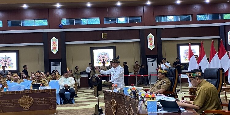 FOTO: NRA/MATAKALTENG - Gubernur Kalteng, Agustiar Sabran, saat memberikan arahan dalam Rapat Optimalisasi PAD sektor perkebunan dan kehutanan di Aula Jayang Tingang (AJT) lantai II, Senin 20 Oktober 2025.