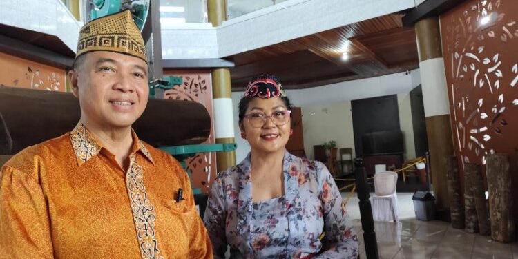 Foto:Kepala Dinas Kebudayaan dan Pariwisata (Disbudpar) Kabupaten Kotawaringin Timur (Kotim), Wim R.K. Benung (kiri).
