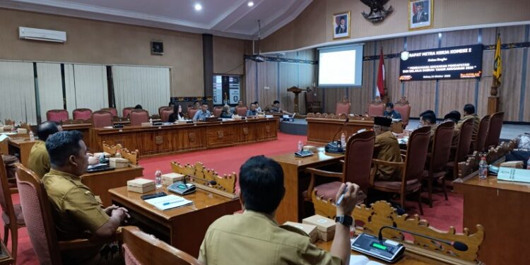 Foto:IST/MATA KALTENG - Rapat kerja Komisi I bersama DPMD Kotim membahas RAPBD 2026.