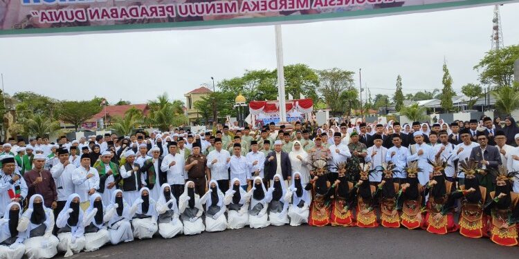 Foto:IST/MATA KALTENG - Peringatan Hari Santri Nasional 2025 di Halaman Kantor Bupati Kotim.