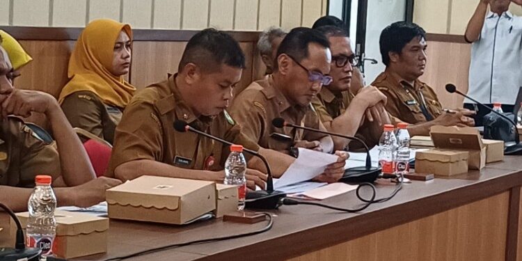 Foto:IST/MATA KALTENG - Dinas SDABMBKPRKP saat rapat kerja bersama Komisi IV DPRD Kotim.