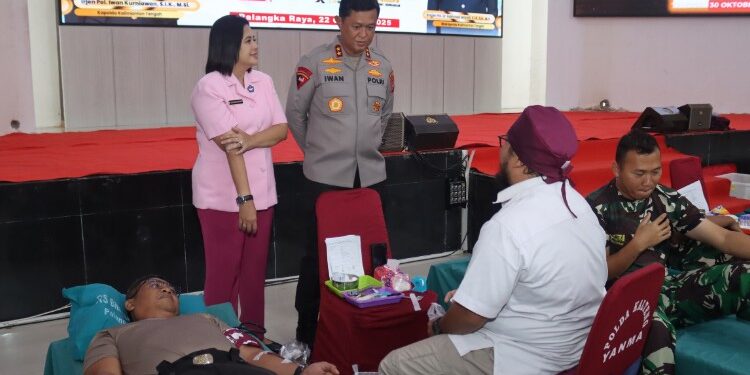 FOTO: MATAKALTENG - Kapolda Kalteng, Irjen Pol Iwan Kurniawan pada saat meninjau pelaksanaan donor darah.