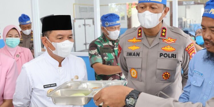 FOTO: MATAKALTENG - Kapolda Kalteng, Irjen Pol Iwan Kurniawan bersama Gubernur, H Agustiar Sabran, pada saat mengecek sajian MBG.