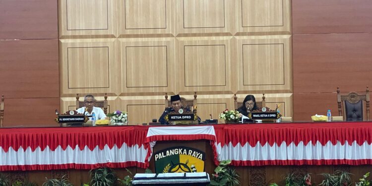FOTO: Pj. Sekda Kota Palangka Raya, Arbert Tombak, Ketua DPRD Kota Palangka Raya, Subandi, dan Wakil Ketua II DPRD Kota Palangka Raya, Nenie Adriati Lambung di Rapat Paripurna ke-8 Masa Persidangan I Tahun Sidang 2025/2026, Jalan Soekarno, Rabu (15/10).