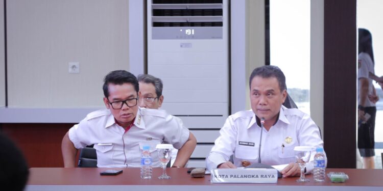 FOTO: Staf Ahli Wali Kota Bidang Pemerintahan, Hukum, dan Politik, Alman P. Pakpahan, dan Wakil Wali Kota Palangka Raya, Achmad Zaini di kegiatan Monitoring dan Evaluasi (Monev) Keterbukaan Informasi Publik Provinsi Kalimantan Tengah Tahun 2025 di Aula Kanderang Tingang Diskominfosantik Provinsi Kalteng, Jalan Tjilik Riwut, Palangka Raya, Rabu (15/10).