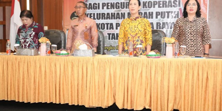 FOTO: Kepala Dinas Perdagangan, Koperasi, UKM, dan Perindustrian Kota Palangka Raya, Samsul Rizal (dua dari kiri) di kegiatan Pelatihan Perkoperasian bagi para pengurus Koperasi Kelurahan Merah Putih se-Kota Palangka Raya, Kamis (16/10).