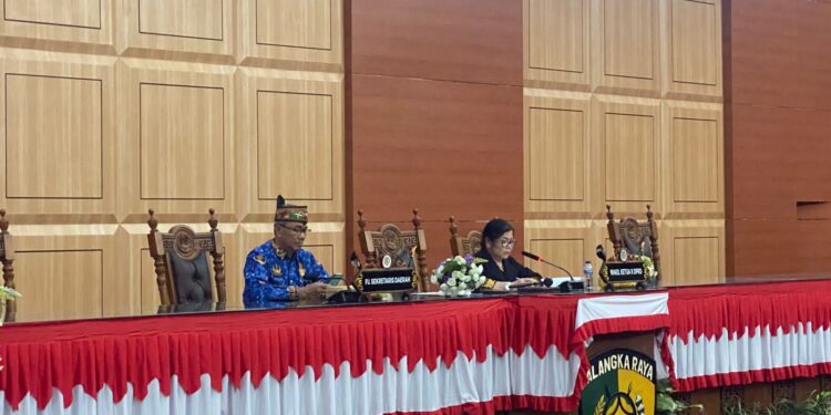 FOTO: Pj. Sekda Kota Palangka Raya, Arbert Tombak dan Wakil Ketua II DPRD Kota Palangka Raya, Nenie Adriati Lambung di Rapat Paripurna ke-10 Masa Persidangan I Tahun Sidang 2025/2026, Jumat (17/10).