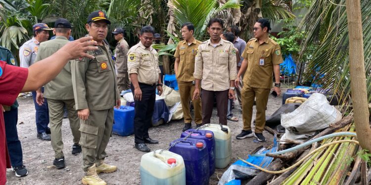 FOTO: Tim gabungan yang terdiri dari Satuan Polisi Pamong Praja (Satpol PP), Dinas Perdagangan, Koperasi, Usaha Kecil, dan Menengah (DPKUKMP), serta Dinas Perhubungan (Dishub) Kota Palangka Raya mendatangi salah satu tempat penimbunan BBM di Palangka Raya, Selasa (21/10).