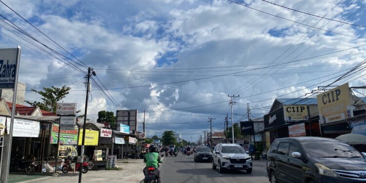 FOTO: Kondisi cuaca di Jalan Seth Adji, Palangka Raya pada siang hari, Selasa (21/10).