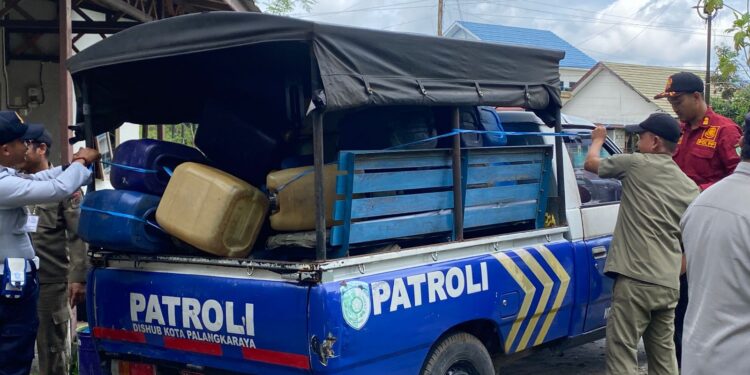 FOTO: Puluhan jeriken yang diangkut oleh Satpol PP ketika peyindakan di tempat pelangsir BBM, Jalan Mahakam, Selasa (21/10).