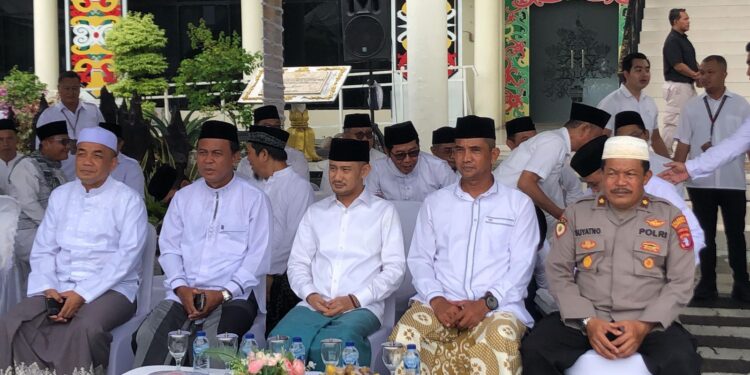 FOTO: Kegiatan Upacara Peringatan Hari Santri Nasional 2025 di Halaman Kantor Wali Kota, Jalan Tjilik Riwut, Rabu (22/10).