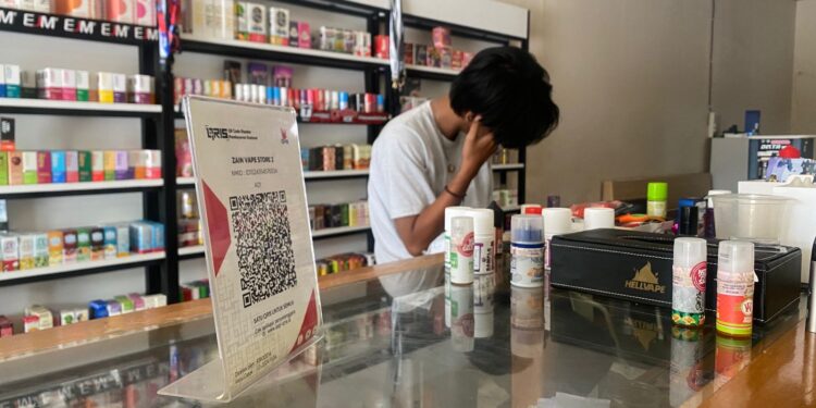 FOTO: Salah satu toko rokok elektronik yang melayani transaksi QRIS untuk jual beli melalui pembayaran  digital di Kota Palangka Raya.