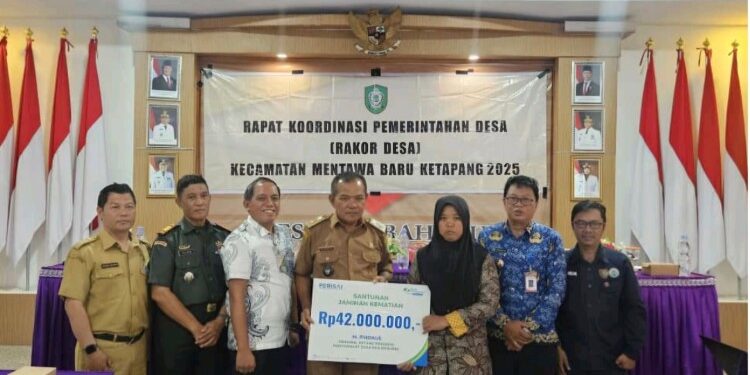 Foto:IST/MATA KALTENG - Penyerahan bantuan BPJS Ketenagakerjaan kepada ahli waris peserta yang meninggal dunia.