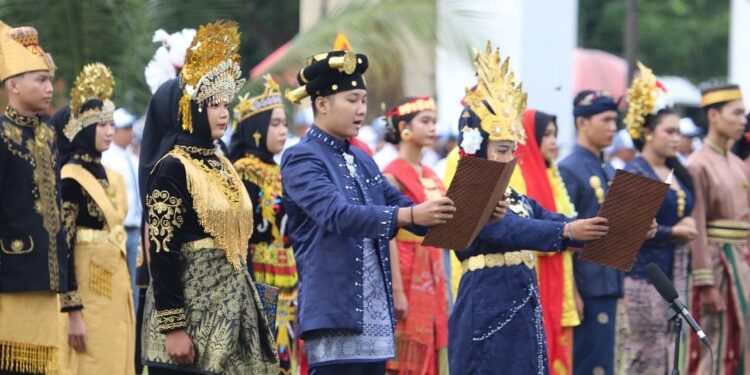 Foto:IST/MATA KALTENG - Pembacaan Teks Keputusan Kongres Pemuda Indonesia 1928 dalam Upacara Peringatan Hari Sumpah Pemuda ke-97 Tahun 2025 di Halaman Kantor Bupati Kotawaringin Timur, Selasa 28 Oktober 2025.