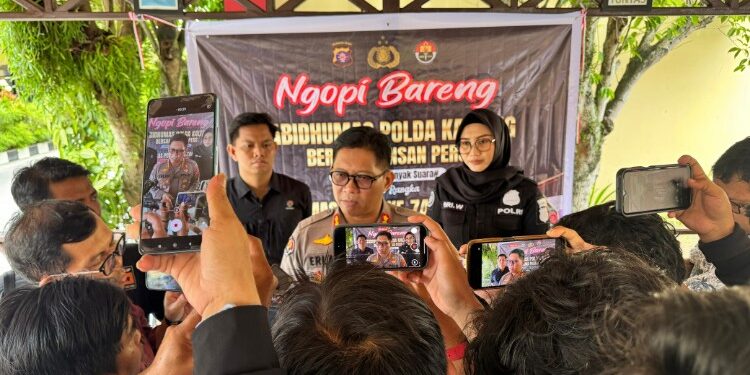 FOTO: Kabid Humas Polda Kalteng, Kombes Pol Erlan Munaji, saat diwawancarai awak media.