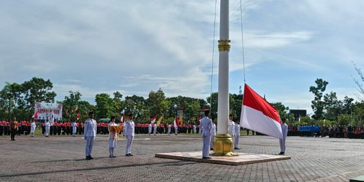 Foto : Pengibaran bendera merah putih pada peringatan Hari Sumpah Pemuda Ke-97 dan Ikrar Bersama Anak Bangsa (IKBAB) tingkat Provinsi Kalimantan Tengah di halaman kantor bupati Sukamara, Selasa (28/10/2025).