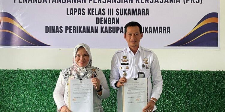 Foto : Kepala Lapas Sukamara, Fajar Nurcahyono Assyifa dan pihak Dinas Perikanan Sukamara berfoto bersama usai penandatanganan PKS, Rabu (29/10/2025).