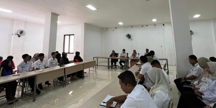 Foto:IST/MATA KALTENG - Wabup Kotim Irawati saat rapat bersama vendor MBG yang menyediakan makanan di sekolah rakyat.