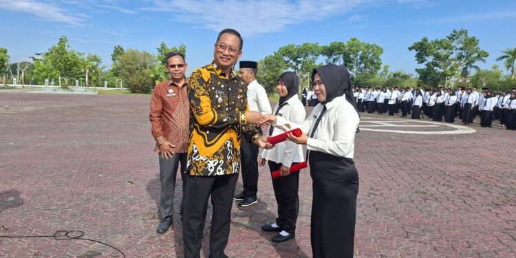 Foto : Bupati Sukamara, Masduki menyerahkan SK pengangkatan PPPK paruh waktu di lingkungan Pemerintah Kabupaten Sukamara, Kamis (30/10/2025).