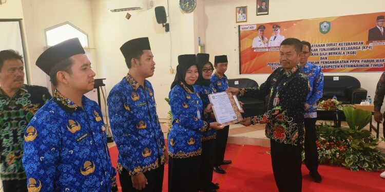 Foto:IST/MATA KALTENG - Penyerahan SK PPPK Paruh Waktu di Kotim.