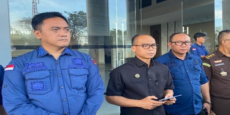 FOTO: NRA/MATAKALTENG - Asisten Intelijen Kejati Kalteng, Hendri Hanafi (tengah) dan Asisten Pidana Khusus Kejati Kalteng, Wahyudin Eko Husodo (kiri), saat diwawancarai awak media.