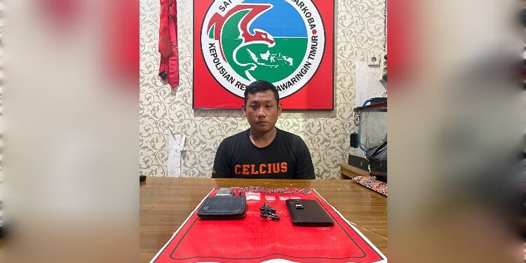 FOTO: IST/MATAKALTENG- Pelaku bersama barang bukti saat diamankan di Mapolres Kotim.