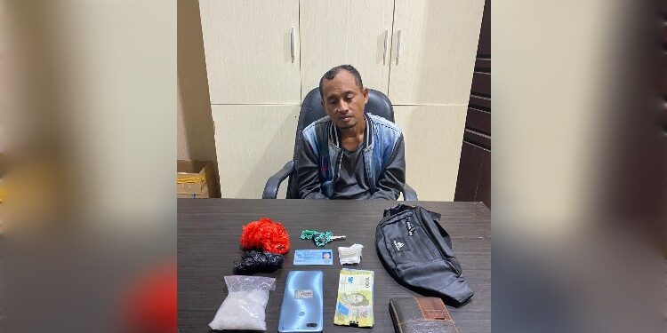 FOTO: Terduga pelaku beserta barang bukti pada saat diamankan di Mapolda Kalteng.