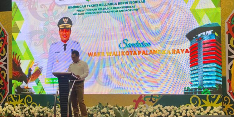 FOTO: Wakil Wali Kota Palangka Raya, Achmad Zaini saat lakukan sambutan sekaligus membuka acara di kegiatan Bimbingan Teknis Keluarga Berintegritas Kolaborasi Pemerintah Kota Palangka Raya Bersama KPK RI, Selasa (28/10).
