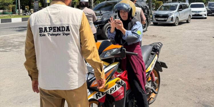 FOTO: Kegiatan razia pajak di depan TVRI Kalteng, Jalan Yos Sudarso, Palangka Raya, Selasa (28/10).