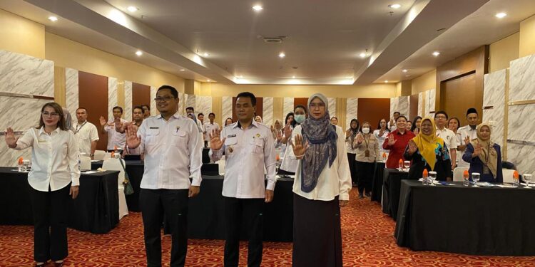 FOTO: Foto bersama di kegiatan Penguatan Kota Layak Anak (KLA) se-Kota Palangka Raya Tahun 2025 yang digelar di Aquarius Boutique Hotel, Jalan Imam Bonjol, Palangka Raya, Rabu (29/10).