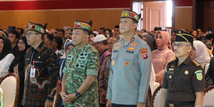 FOTO: Kapolda Kalteng, Irjen Pol Iwan Kurniawan, pada saat menghadiri Wisuda dan pengugkuhan Guru Besar UMPR.