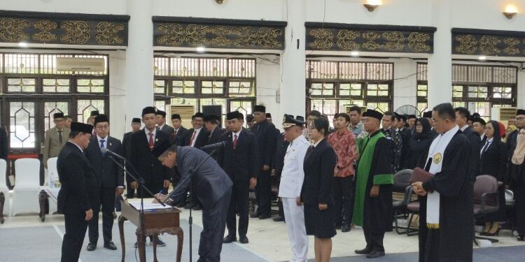 Foto:IST/MATA KALTENG - Umar Kaderi saat tandatangani berita acara pelantikan dirinya sebagai Pj Sekda Kotim.