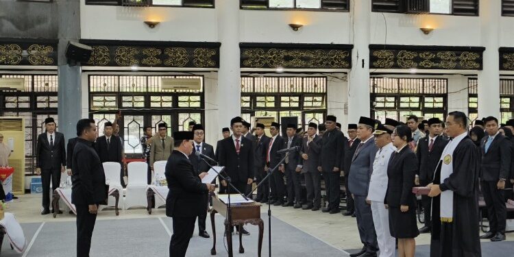 Foto:IST/MATA KALTENG - Pengambilan sumpah janji jabatan Pj Sekda Kotim yang baru.