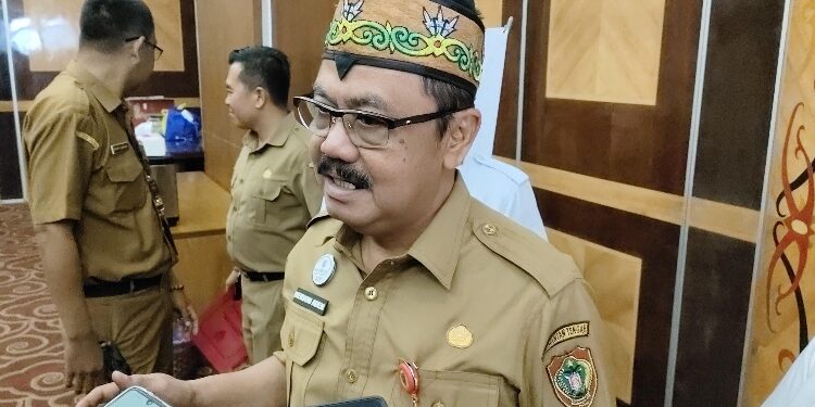 FOTO: NRA/MATAKALTENG - Plh. Asisten Pemerintahan dan Kesejahteraan Rakyat (Pemkesra) Setda Provinsi Kalteng, Herson B. Aden, saat diwawancarai wartawan.