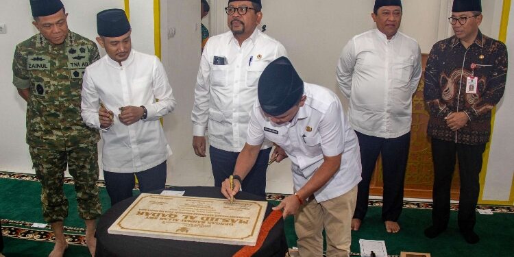 FOTO: IST/MATAKALTENG - Gubernur Kalteng Agustiar Sabran, Wagub Edy Pratowo, dan Kepala Staf Kepresidenan Indonesia Muhammad Qodari menghadiri Peresmian Masjid Al Qadar di Jalan Bersama, Sabaru, Sabangau, Palangka Raya.