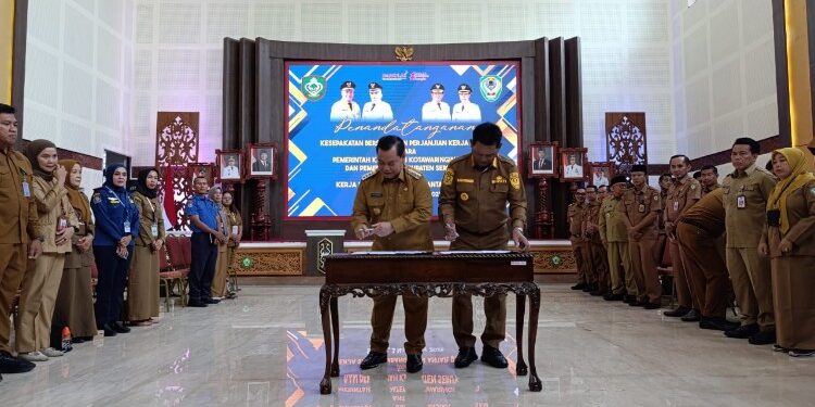 Foto:IST/MATA KALTENG - Penandatanganan kerjasama Kabupaten Kotim dan Seruyan oleh masing-masing kepala daerah di Rujab Bupati Kotim, 3 November 2025.