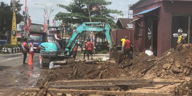 Foto:IST/MATA KALTENG - Pembersihan drainase di Jalan Chilik Riwut Sampit.