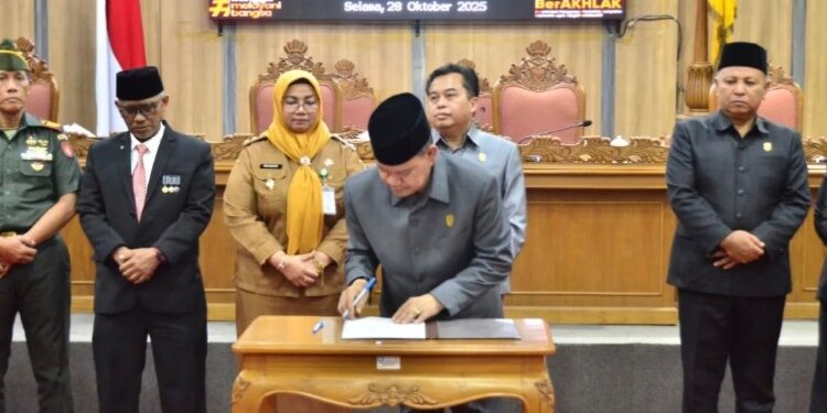 Foto:IST/MATA KALTENG - Penandatanganan persetujuan RAPBD Kotim 2026.