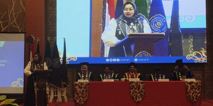 Foto:IST/MATA KALTENG - Wabup Kotim Irawati saat beri sambutan dalam acara wisuda UMSA.
