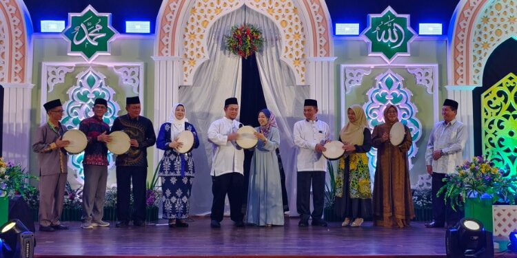 FOTO : Bupati Katingan Saiful, saat membuka secara resmi kegiatan dengan memainkan alat musik rebana.
