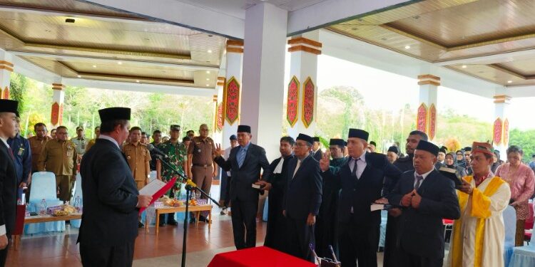 FOTO : Bupati Saiful, saat prosesi pelantikan di halaman kantor Bupati setempat.