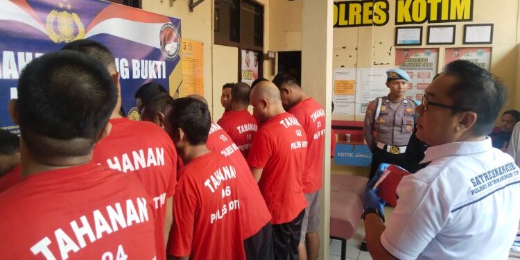 FOTO: AGUS/MATAKALTENG- Para tersangka tindak pidana Narkotika yang berhasil diamankan oleh pihak Satresnakorba Polres Kotim beberapa waktu lalu.