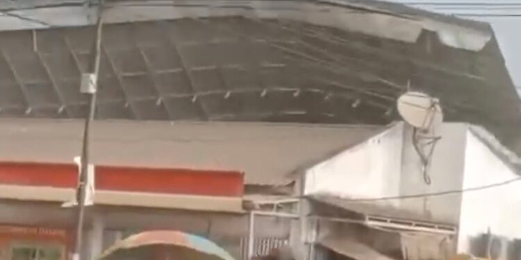 Foto:IST/MATA KALTENG - Tangkapan layar video lepasnya atap bangunan di Kecamatan Cempaga akibat angin kencang, 6 November 2025.